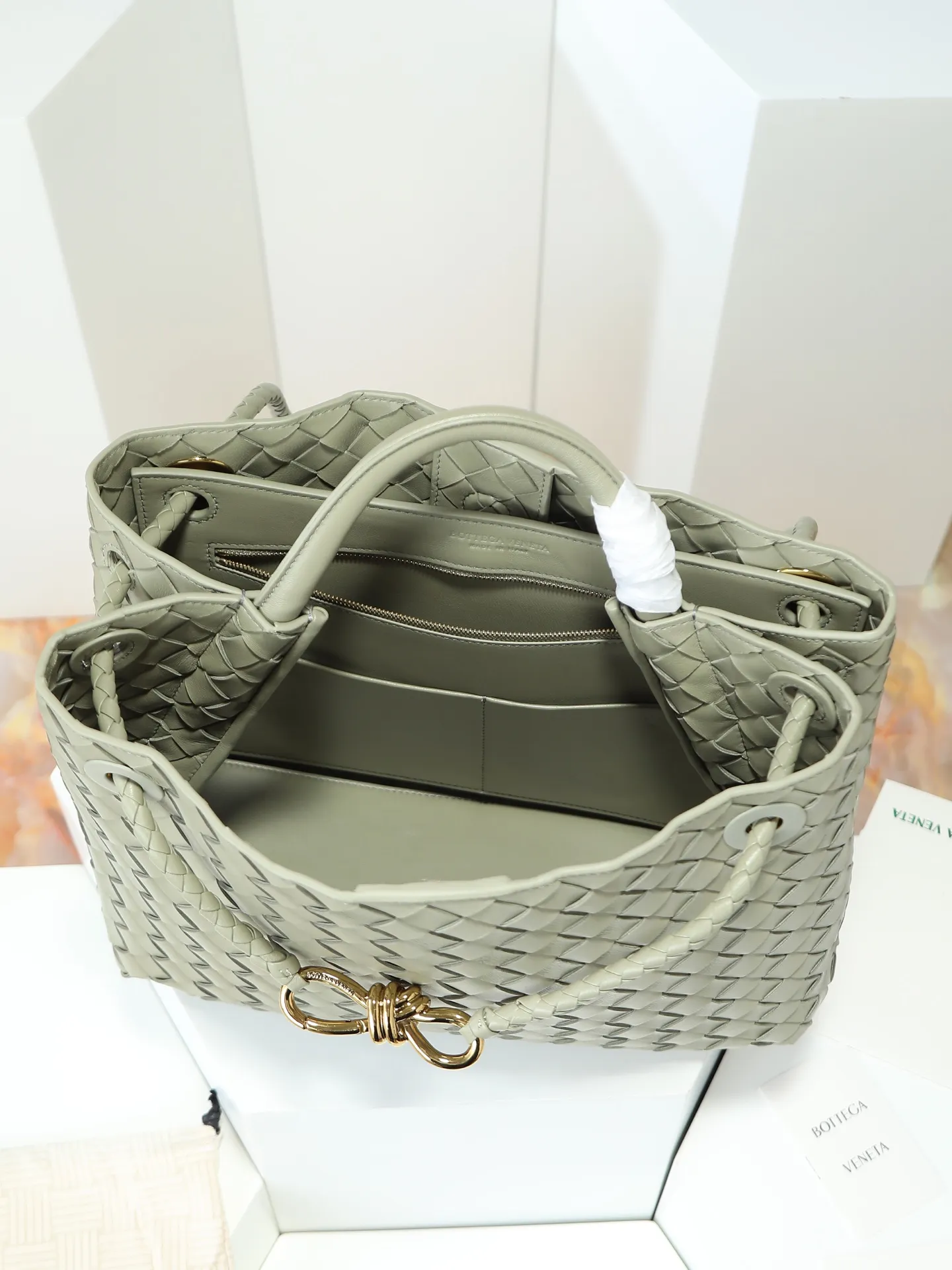 1550. Andiamo is shipping‼ ️Really popular🔥The new Andiamo woven handbag launched by Bottega Veneta this season is really popular all over the world! ! Celebrities at home and abroad have worn it, and Oscar-winning actress Michelle Yeoh has taken it out on the street. Song Jia, Trai Yala, Yu Feihong, Sanji Ayaka, Rosie Hunting-Whiteley, Yoshioka Riho, etc. have all worn this bag. It is classic and versatile and shows off your temperament, and the bag capacity is also large, which is very convenient for daily commuting! ! A variety of carrying methods, the shoulder straps can be adjusted by yourself, the original lambskin feels soft and delicate, and the unisex style breaks gender boundaries and brings a more practical and longer-lasting use experience. Andiamo, which has both elegant and casual styles, perfectly interprets the true appearance of "fashionable old money style". Style number: 766016 Size: 32*24*12